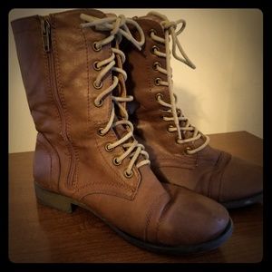 Short lace up country boots